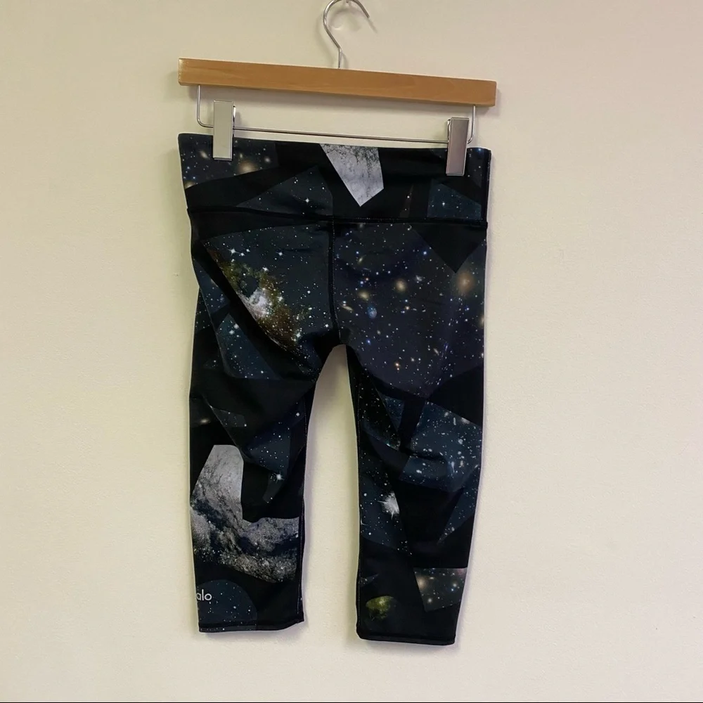 Alo Yoga || Geo Galaxy Capri‎ Leggings Space Black XS